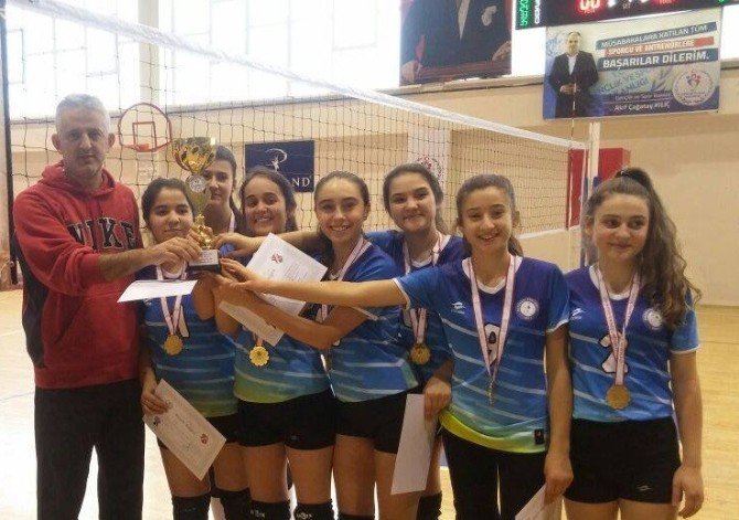 Bozüyük Fen Lisesi Kız Voleybol Takımı Şampiyon Oldu