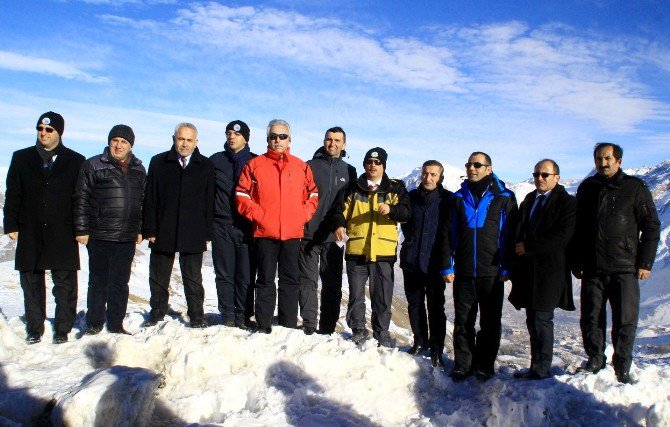 Hakkari’de Türküler Eşliğinde Doğaya Yem Bırakıldı