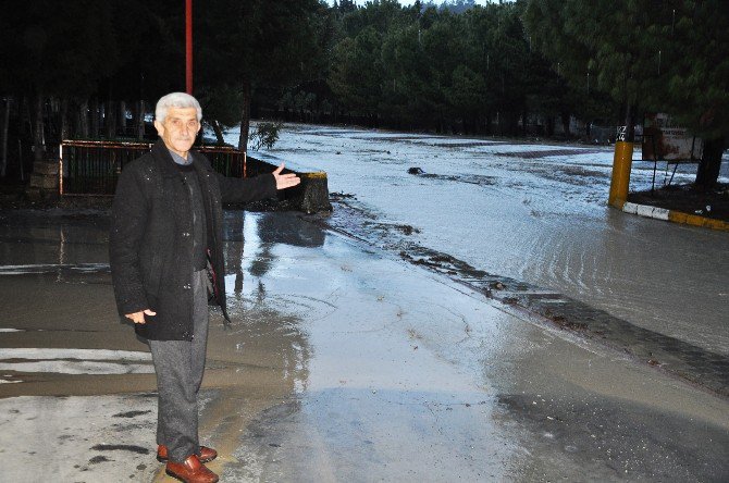 Manisa Kırkağaç’ta Mahalle Sular Altında Kaldı