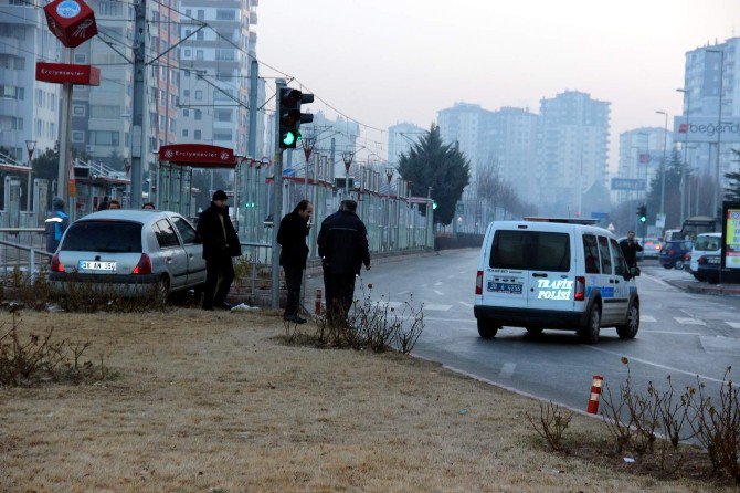 Otomobil Refüje Çıktı: 2 Yaralı