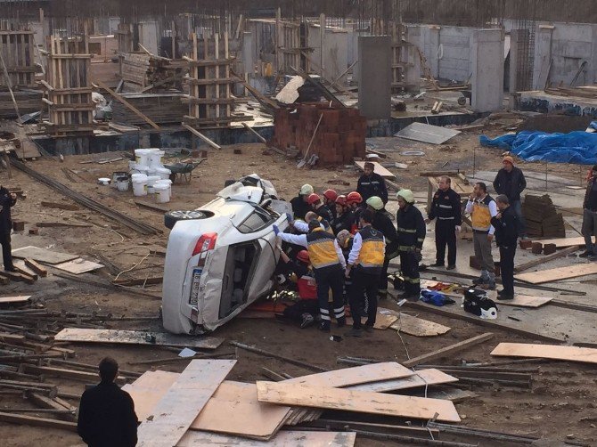 Okul İnşaatına Uçan Otomobilin Sürücüsü Hayatını Kaybetti