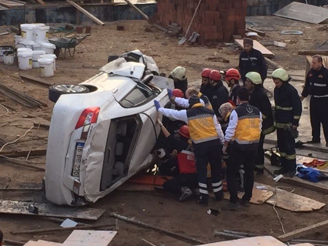 Okul İnşaatına Uçan Otomobilin Sürücüsü Hayatını Kaybetti