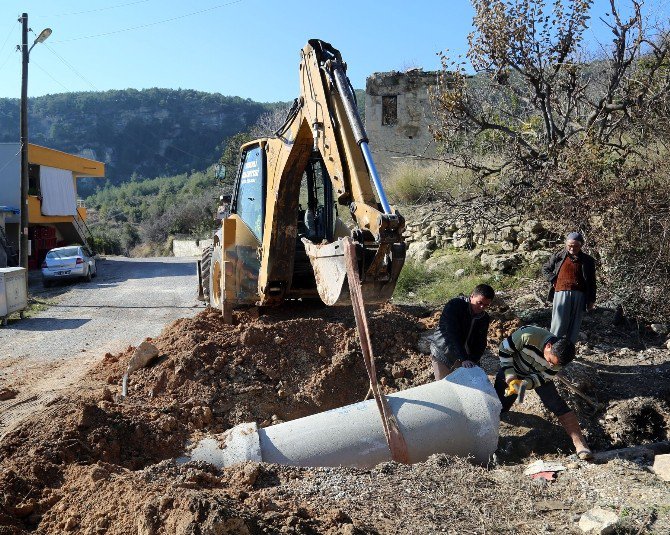 Erdemli’de Aşırı Yağıştan Etkilenen Yollar Düzeltiliyor