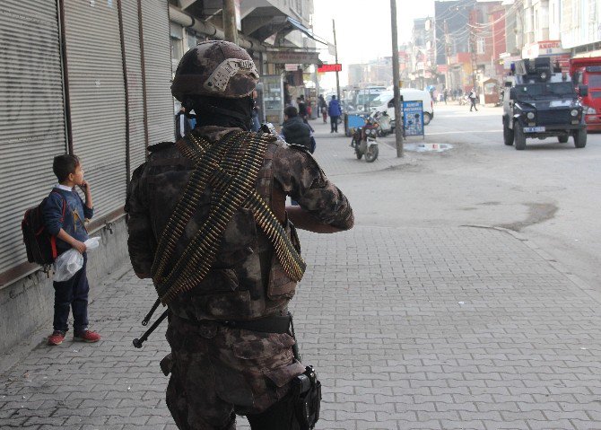 Polisi Gören Kadın Abdullah Öcalan Çıkarmasını Bıçakla Kazıdı