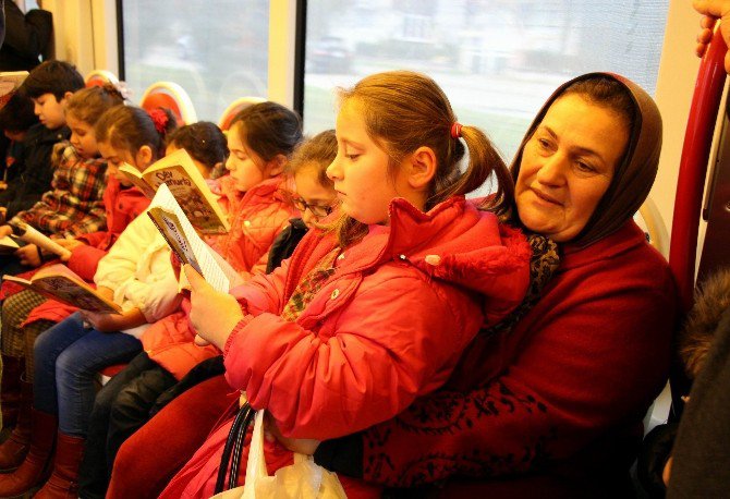 Miniklerden Tramvayda Kitap Okuma Etkinliği