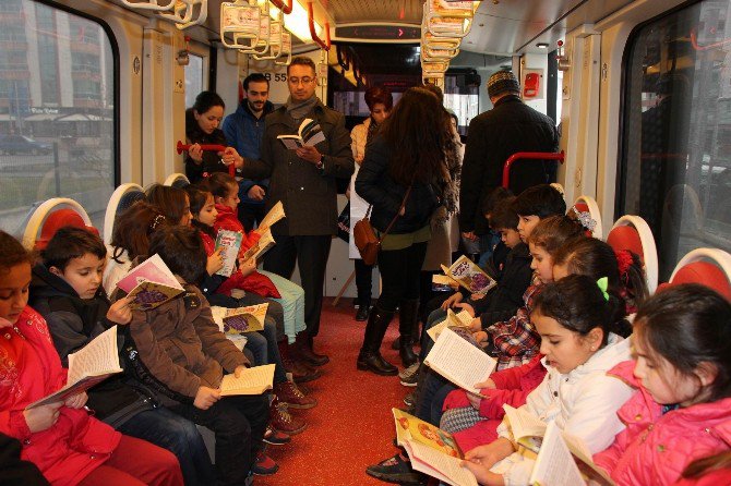 Miniklerden Tramvayda Kitap Okuma Etkinliği