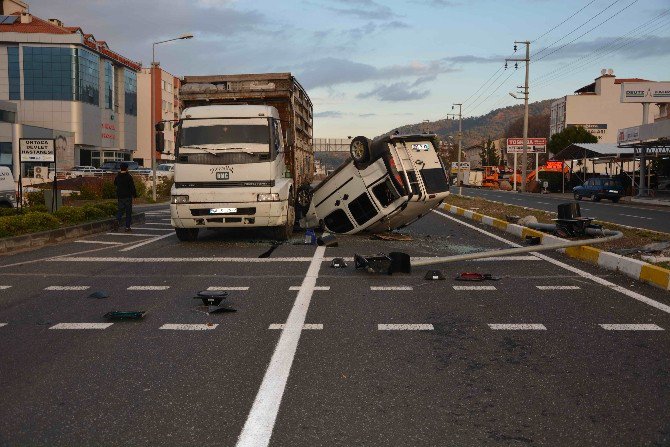 Ortaca’da Takla Atan Araç Kamyonun Altında Kaldı; 2 Yaralı