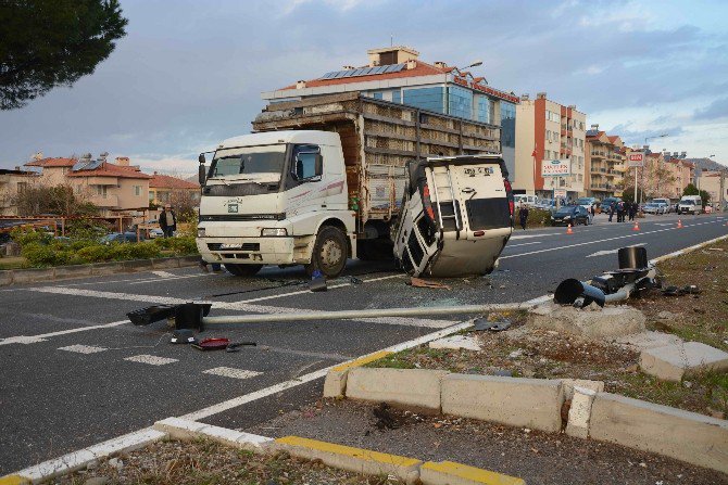 Ortaca’da Takla Atan Araç Kamyonun Altında Kaldı; 2 Yaralı