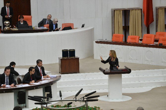 Bağımsız Ankara Milletvekili Aylin Nazlıaka Kendini Kürsüye Kelepçeledi