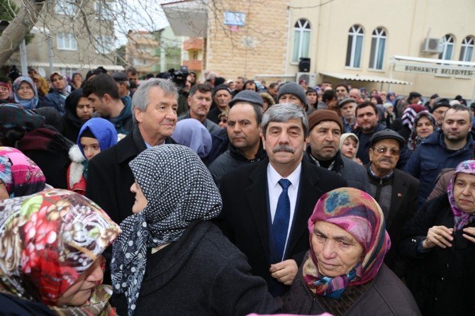 Burhaniye’ De Umrecileri Başkan Yardımcıları Uğurladı