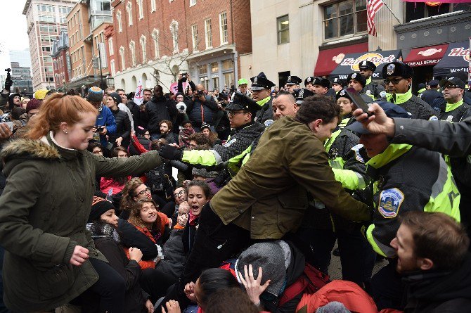 Yemin Törenine Hazırlanan Trump Protesto Edildi