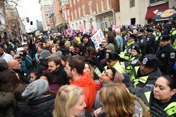 Yemin Törenine Hazırlanan Trump Protesto Edildi