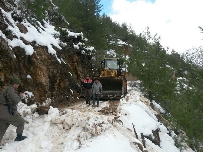 Hamile Kadın İle Yaşlı Çiftin İmdadına Jandarma Yetişti