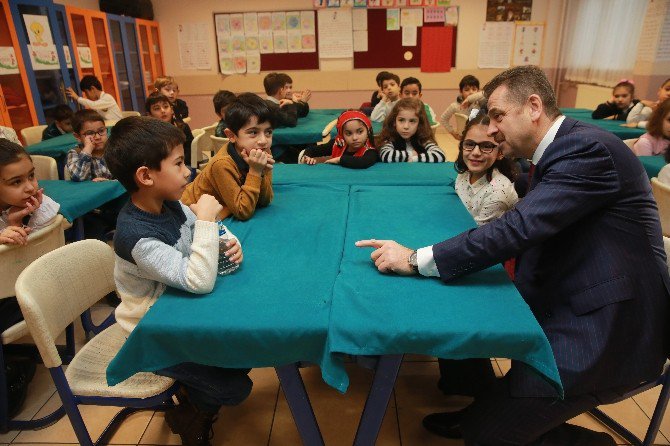 Başkan Usta, Öğrencilerin Karne Sevincine Ortak Oldu