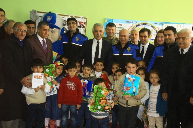 Hakkari’de Türküler Eşliğinde Karne Dağıtımı