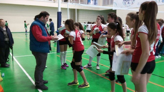 Şampiyon Sporcular Karnelerini Sahada Aldı