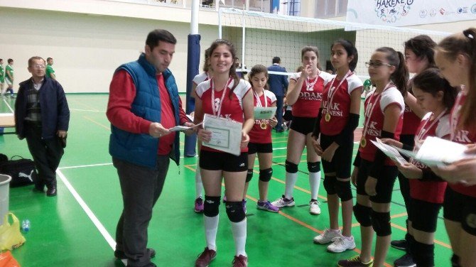 Şampiyon Sporcular Karnelerini Sahada Aldı