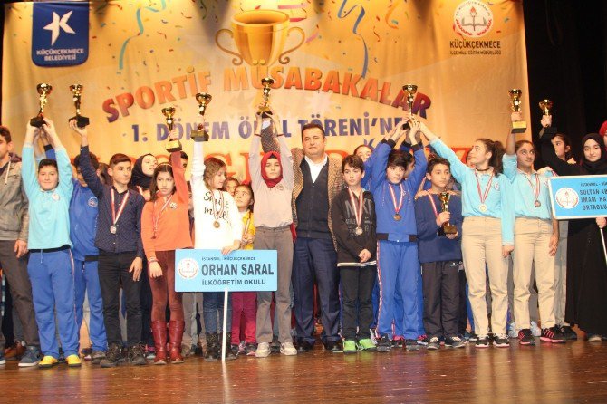 Genç Sporcular Ödüllerini Suriyeli Öğrencilere Hediye Etti