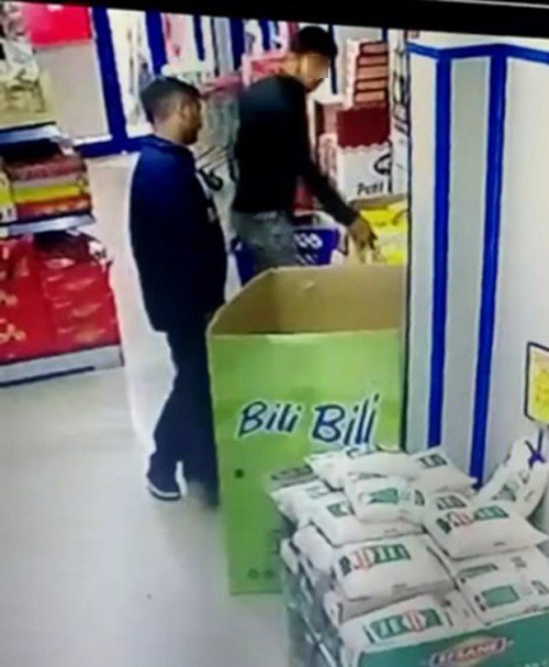 Müşteri Gibi Geldikleri Marketten Paket Paket Çay Çaldılar