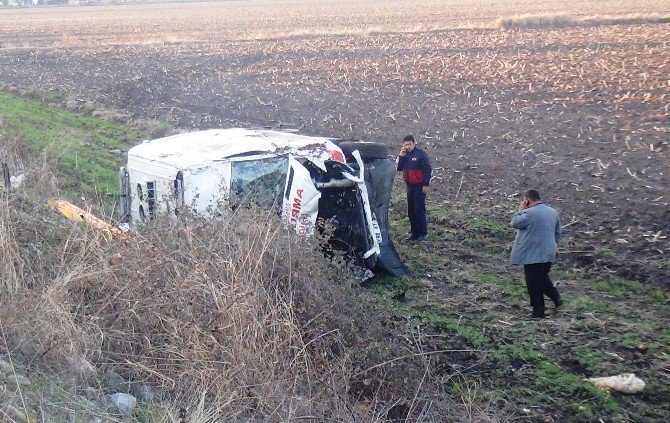 Ambulans İle Otomobil Çarpıştı, Aynı Aileden 5 Kişi Hayatını Kaybetti