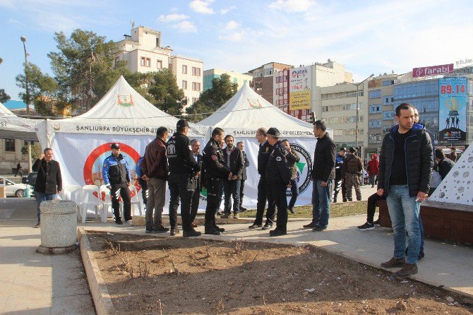 Polislerden Haleplilere Yardım