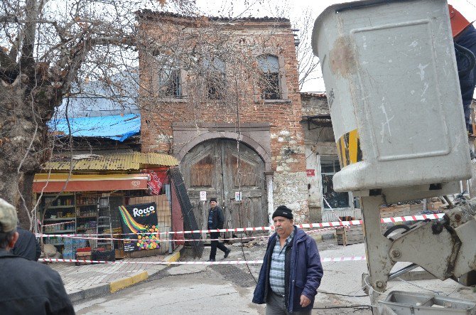 Tarihi Han Yıkılması Tehlikesi Yaşadı