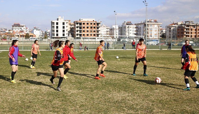 1207 Antalya Döşemealtı Kadın Futbol Takımı Ereğli Yolcusu