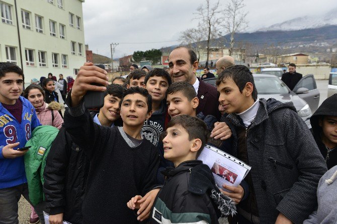 Başkan Edebali Öğrencilerin Karne Heyecanına Ortak Oldu