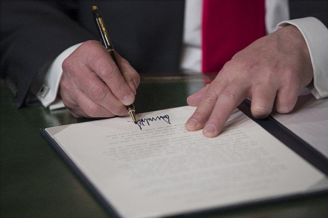 Trump, İlk Emirlerini İmzaladı