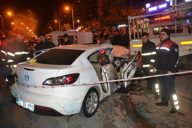 Adana’da Direksiyon Hakimiyetini Kaybeden Otomobil, Park Halindeki Kamyonetlere Çarptı: 1 Kişi Ağır Yaralı