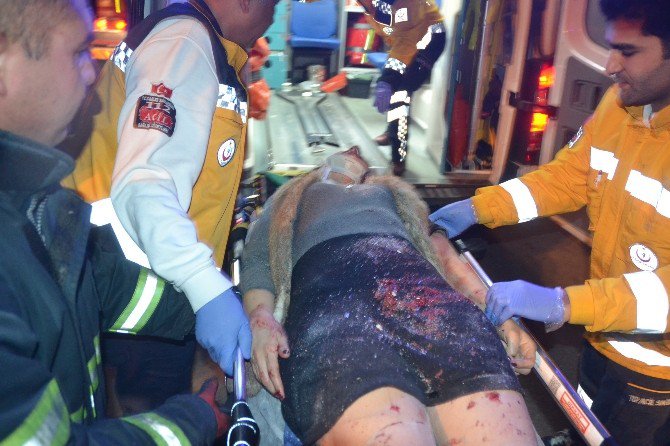 Adana’da Direksiyon Hakimiyetini Kaybeden Otomobil, Park Halindeki Kamyonetlere Çarptı: 1 Kişi Ağır Yaralı