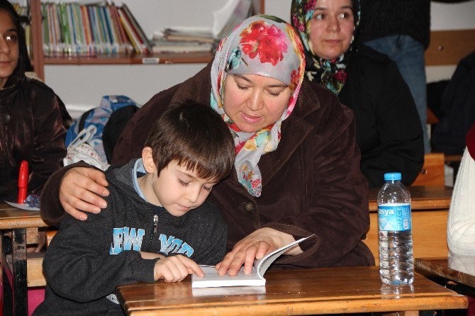 Bilecikli Kadınlar Ev İşlerinden Kalan Vakti Okul Kütüphanesinde Kitap Okuyarak Geçiriyor