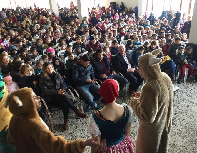 Lapseki’de Çocuklara Özel Tiyatro Gösterisi