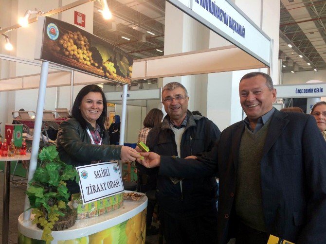 Salihli Ziraat Odası, Agroexpo’da Üzüm Dağıttı