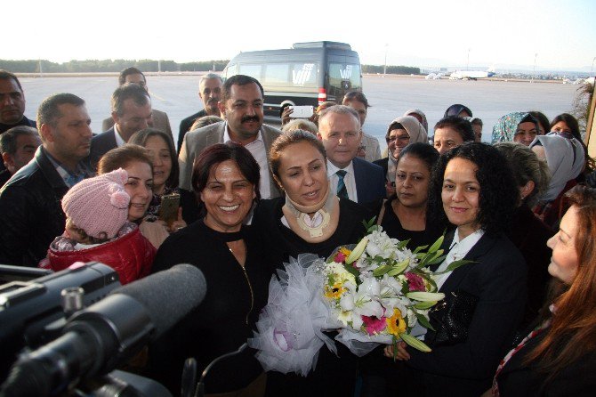 Ak Parti’li Enç, Antalya’da Çiçeklerle Karşılandı