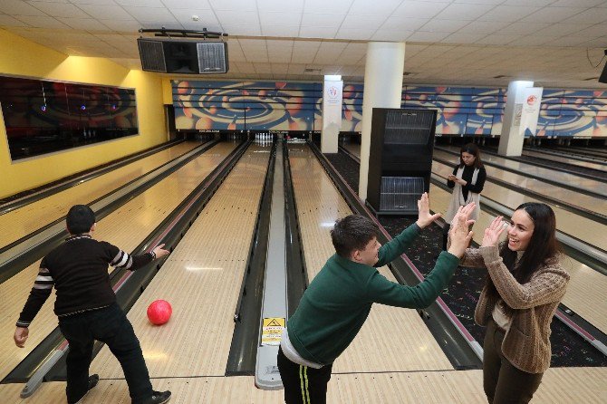 Down Sendromlu Çocukların Bowling Heyecanı