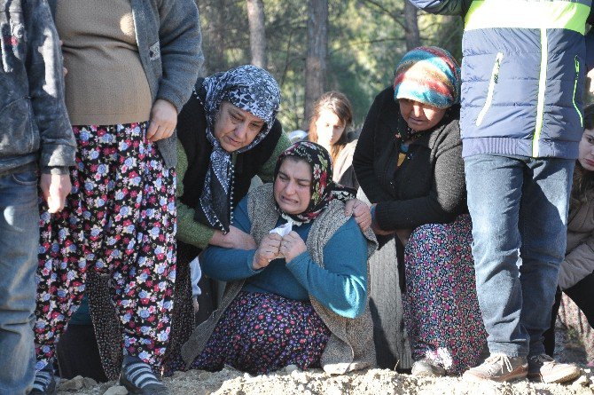 Anne, Baba Ve 3 Çocuğu Yan Yana Defnedildi