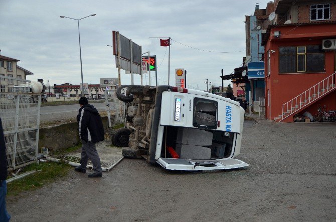 Hasta Nakil Aracı İle Pikap Çarpıştı: 3 Yaralı