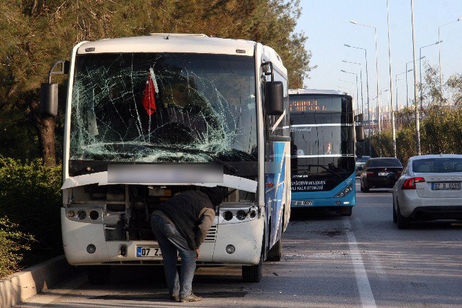 Midibüsün Çarptığı Otobüsteki Panik Kameralara Yansıdı