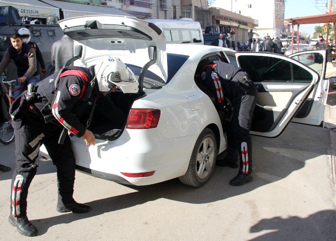 Her Pazar Korsan Gösteri Yapılan Sokağa Polis Baskını