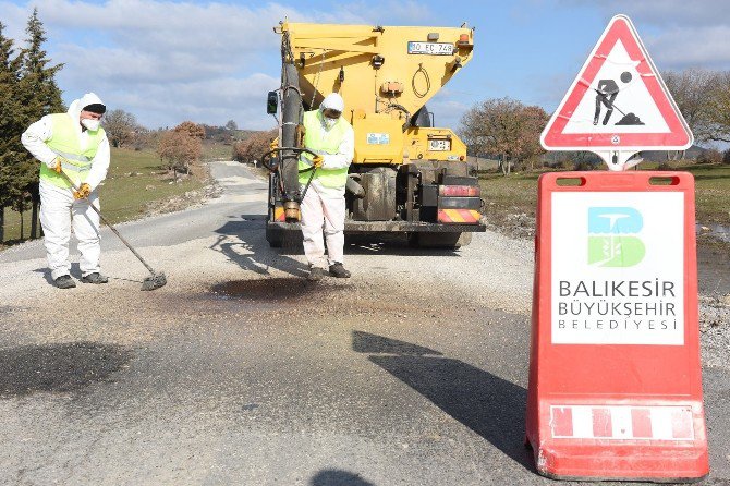 Balıkesir’de Bozulan Yollara Bakım Onarım Yapılıyor