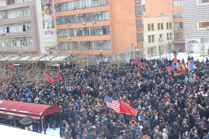 Kosova’da Binlerce Kişi Eski Başbakan Haradinaj’a Destek İçin Yürüdü