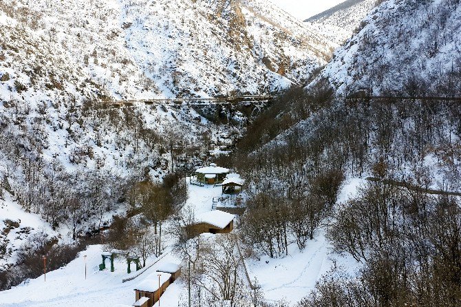 Tomara Şelalesinde Kış Güzelliği