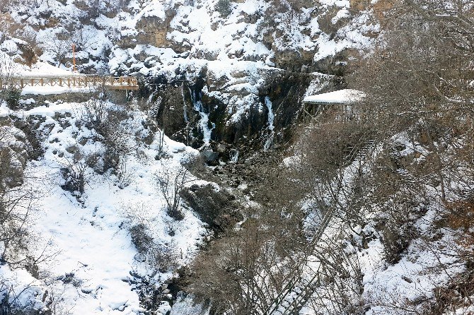 Tomara Şelalesinde Kış Güzelliği