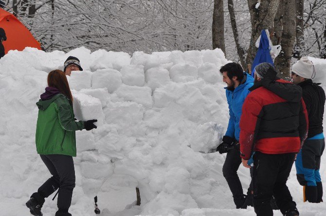 İnegöllü Sporcular Geceyi İglo Evlerde Geçirdi