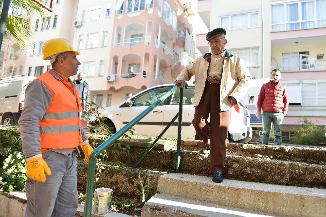 Muratpaşa Belediyesi’nden 97 Yaşındaki Bekir Dede’ye Tırabzan