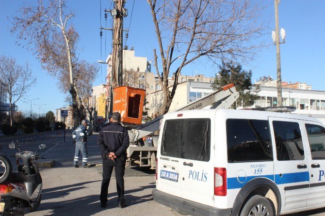 Valilik Önünde Bomba Gibi Patlayan Elektrik Telleri Paniğe Neden Oldu