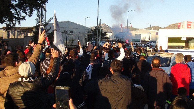 Beşiktaş Taraftarı Takımını Protesto Etti