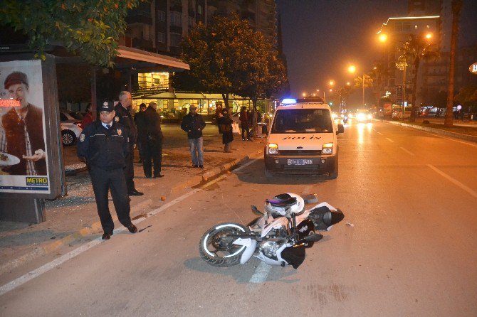 Adana’da Motosiklet Otobüs Durağına Daldı: 5 Yaralı