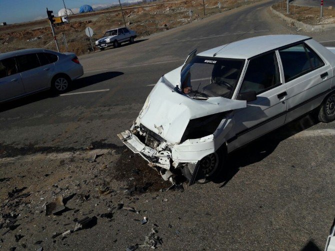 Kahta Küçük Sanayi Sitesi Kavşağında Trafik Kazası